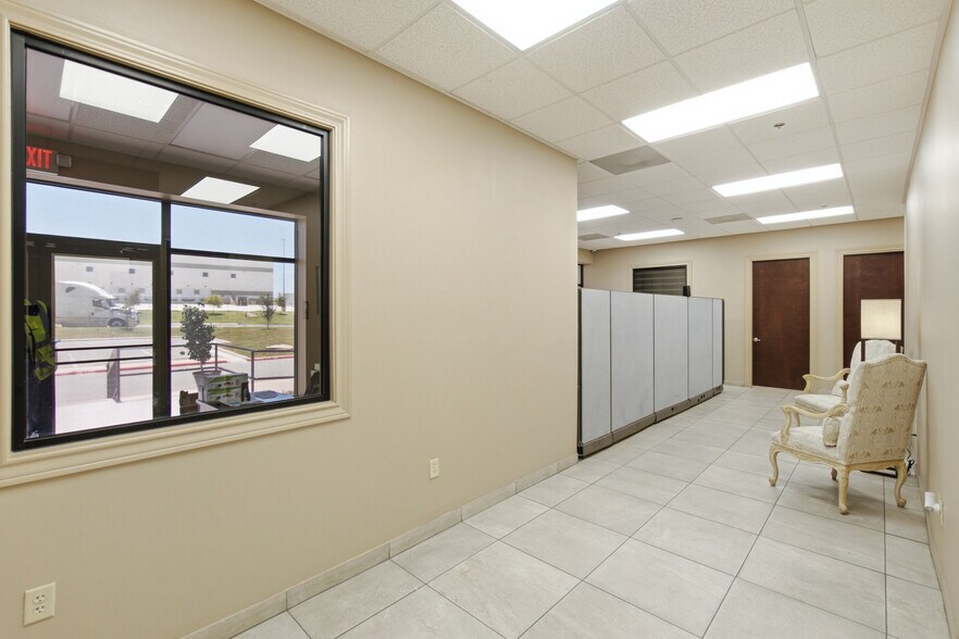 More Photos Of 14206 Mercury Dr, Laredo Distribution For Lease