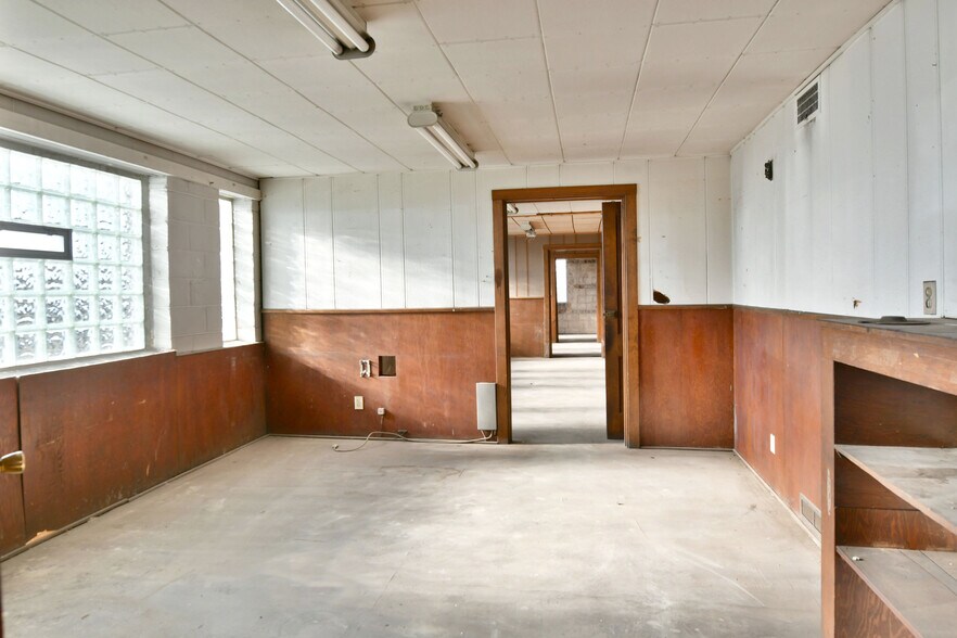 More Photos Of 944 W Rayen Ave, Youngstown Industrial For Sale