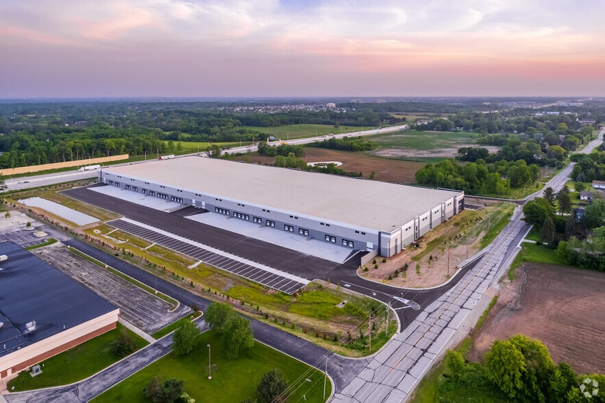 More Photos Of 9141 S 13th St, Oak Creek Warehouse For Lease