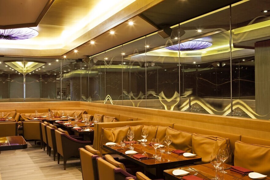 More Photos Of 14 E 58th St, New York Restaurant For Lease