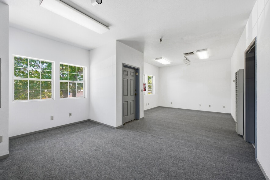 More Photos Of 12150 Charles Dr, Grass Valley Warehouse For Sale