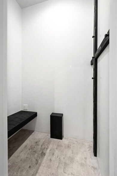 More Photos Of 1751 W Division St, Chicago Storefront Retail Residential For Lease