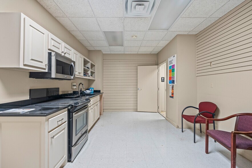 More Photos Of 7705 Quaker Ave, Lubbock Freestanding For Sale