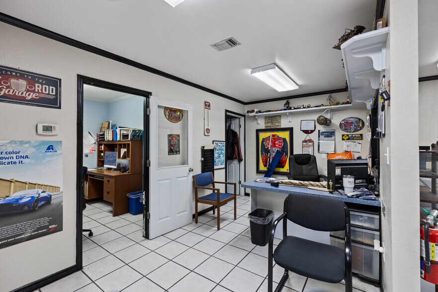 More Photos Of 955 W Kingsbury St, Seguin Auto Repair For Sale