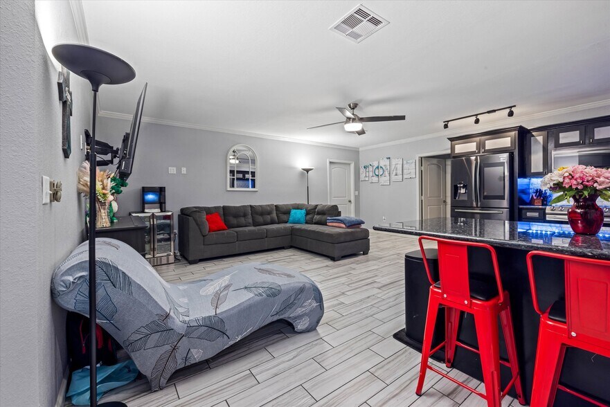 More Photos Of 902 51st St, Galveston Light Manufacturing For Sale