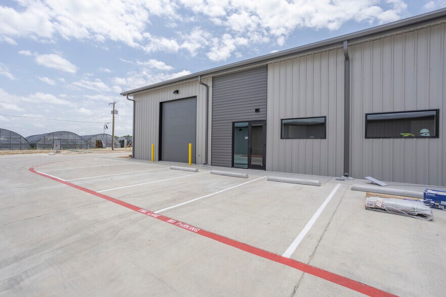 More Photos Of 6451 Silver Saddle Rd, Fort Worth Warehouse For Lease