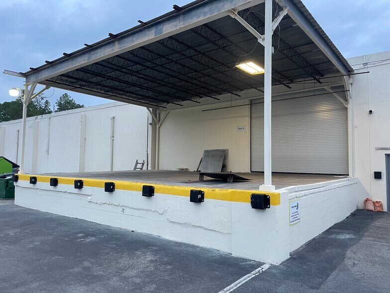 More Photos Of 5107 W University Blvd, Jacksonville Warehouse For Lease