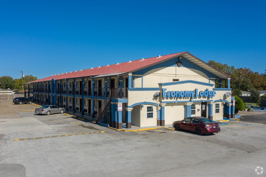 Primary Photo Of 1902 Texas Ave, Texas City Hotel For Sale