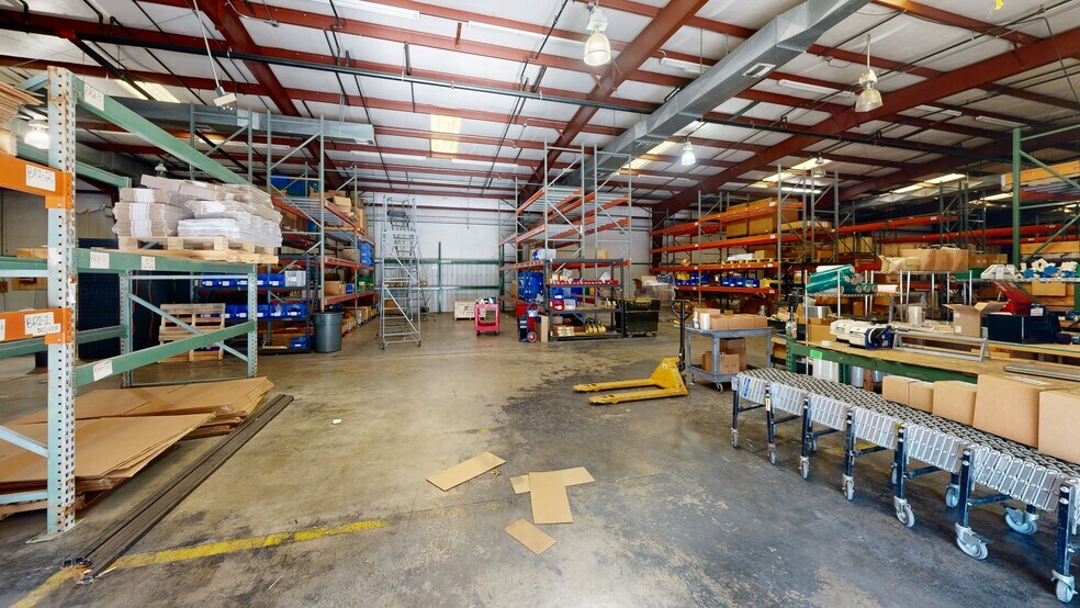 More Photos Of 551 N 13th St, Rogers Warehouse For Lease