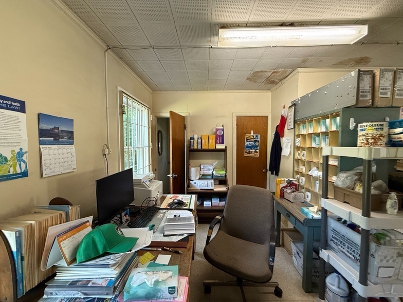 More Photos Of 529 Old County Rd, Westport Post Office For Sale