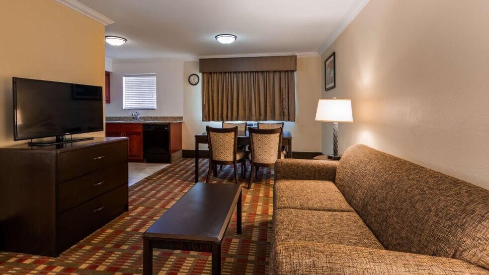 More Photos Of 760 NW Garden Valley Blvd, Roseburg Hotel For Sale