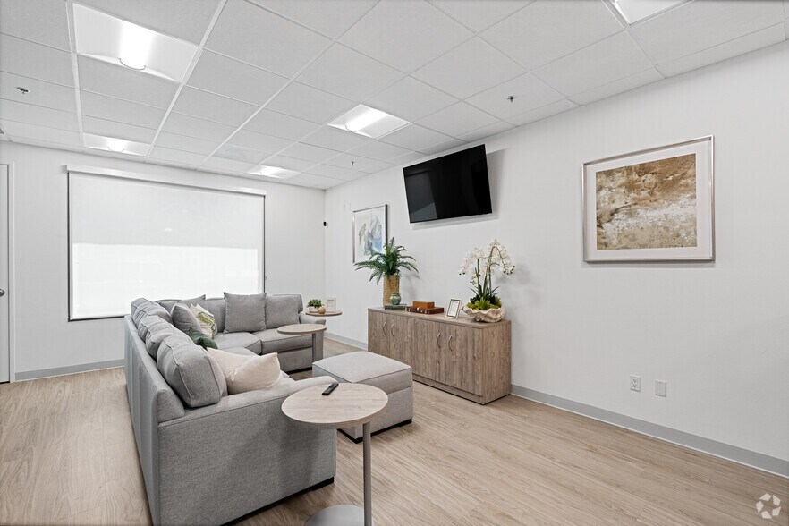 More Photos Of 28632 Roadside Dr, Agoura Hills Office For Lease