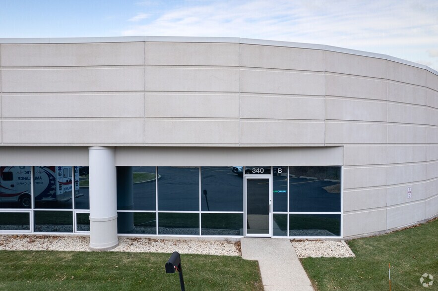 More Photos Of 340 Commerce Dr, Crystal Lake Manufacturing For Lease