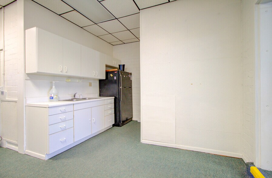 More Photos Of 1308 Wyoming St, Boulder City General Retail For Sale