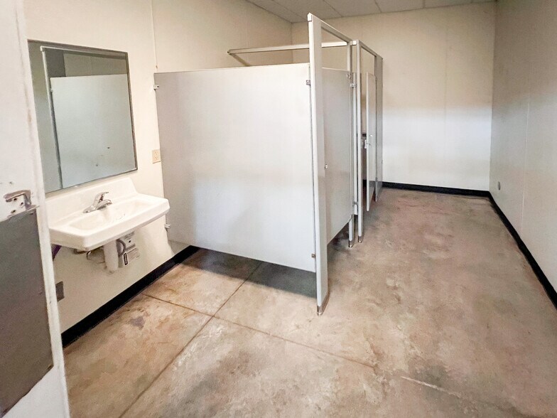 More Photos Of 3201 W Murphy St, Odessa Warehouse For Sale