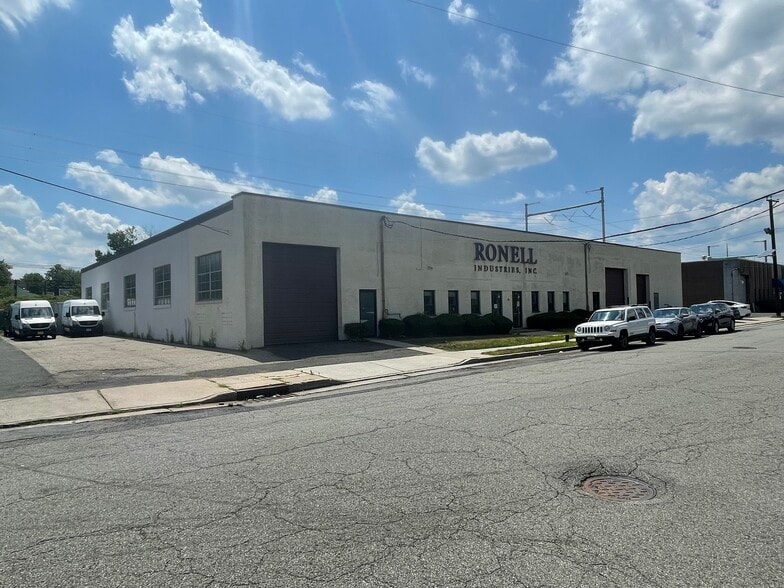 Primary Photo Of 300 Cox St, Roselle Manufacturing For Sale