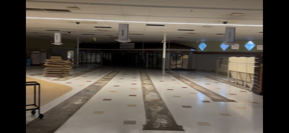 More Photos Of 100 China Grade Loop, Bakersfield Drugstore For Lease