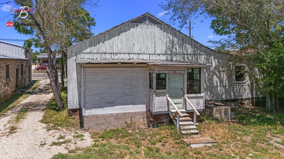 More Photos Of 23699-23737 W US Highway 290, Harper Storefront For Sale