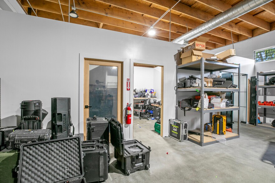 More Photos Of 1604 Venice Blvd, Los Angeles Showroom For Lease