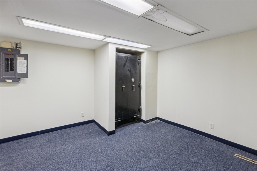 More Photos Of 711 Washington Ave, Bay City Medical For Sale