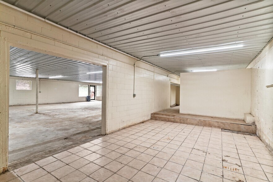 More Photos Of 1402 Riverbend Rd, Dalton General Retail For Sale