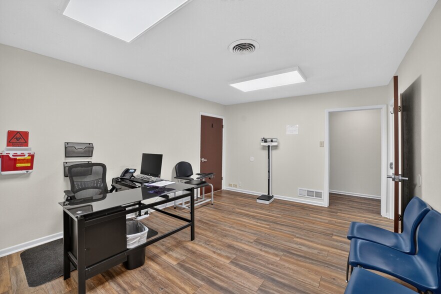 More Photos Of 108-110 W Grove St, Kaufman Office For Lease