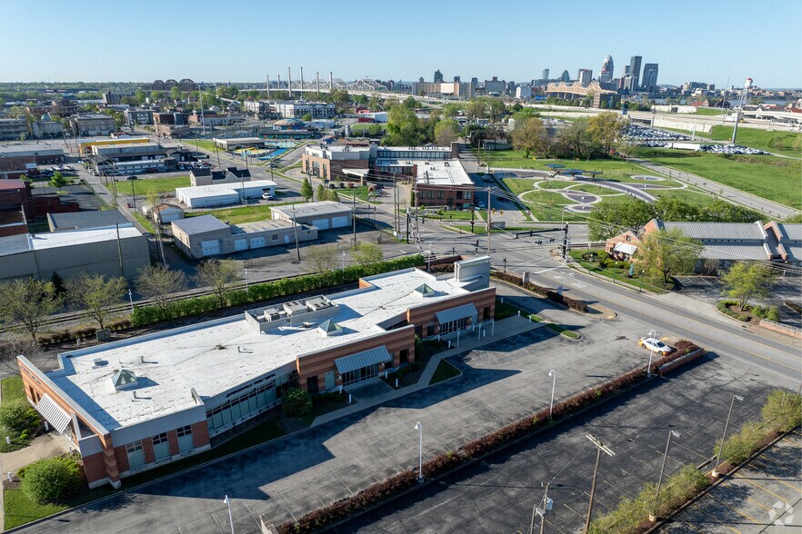 More Photos Of 900 Spring St, Jeffersonville Medical For Lease