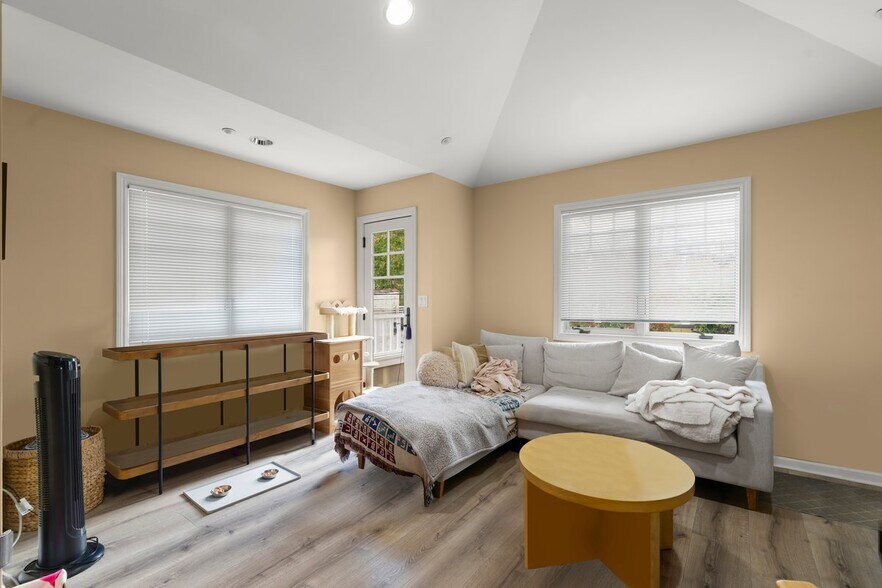 More Photos Of 808 Edgehill Dr, Burlingame General Retail For Sale
