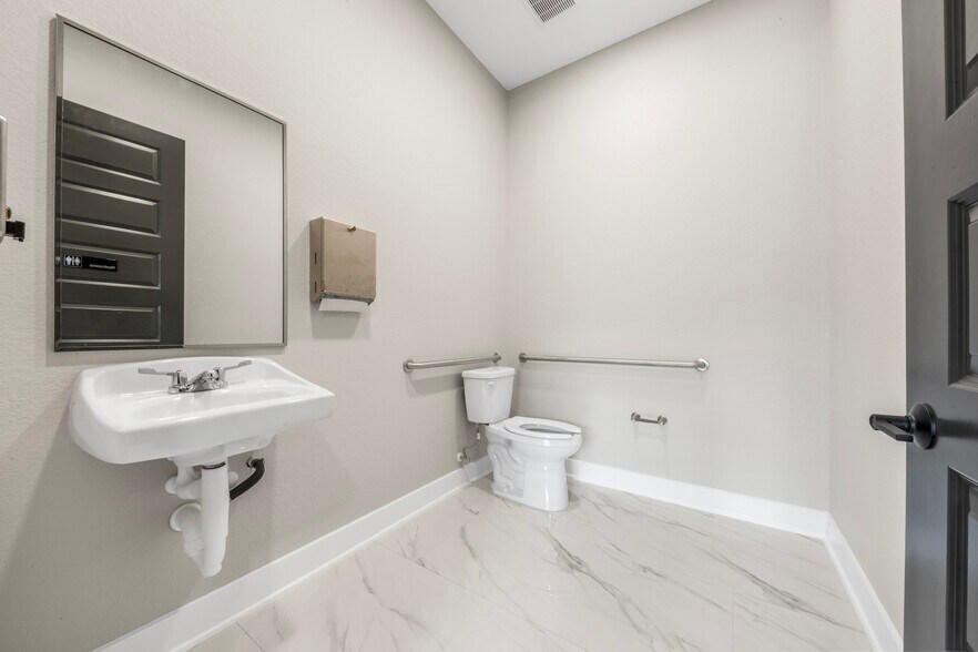 More Photos Of 213 Bella Katy Dr, Katy Medical For Lease