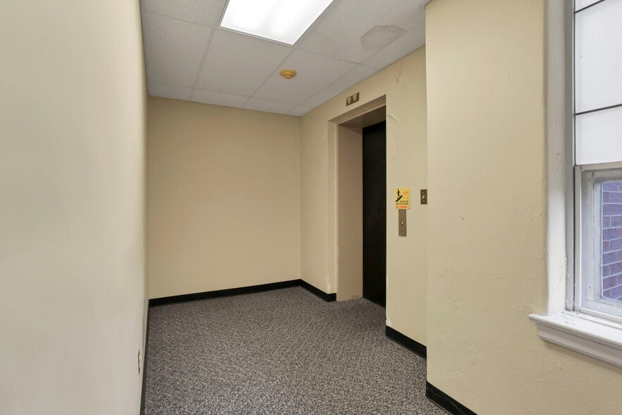 More Photos Of 300 E Auburn Ave, Springfield Office For Sale