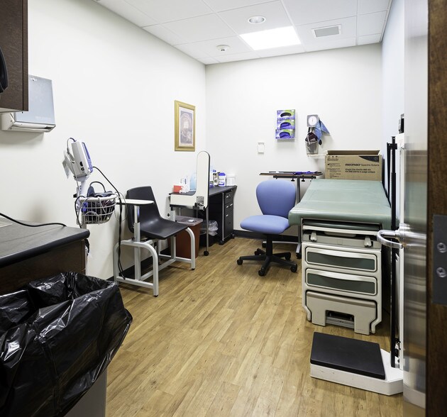 More Photos Of 135-175 Froehlich Farm Blvd, Woodbury Unknown For Lease