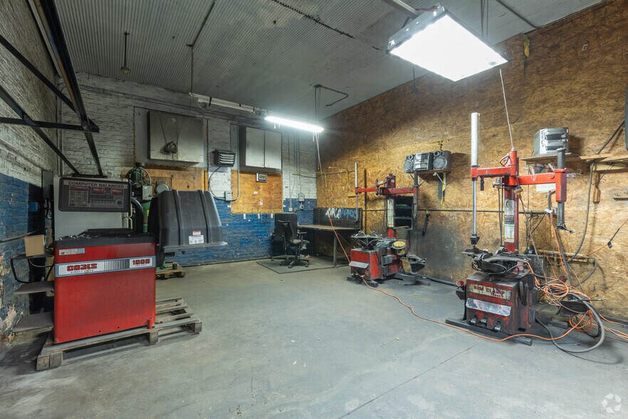 More Photos Of 2206 E 75th St, Chicago Auto Repair For Lease
