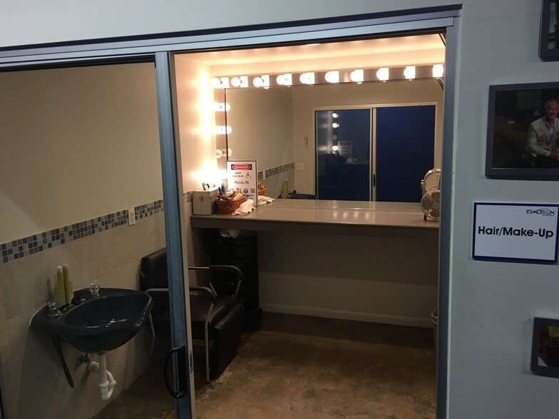 More Photos Of 922 Dragon St, Dallas Distribution For Sale