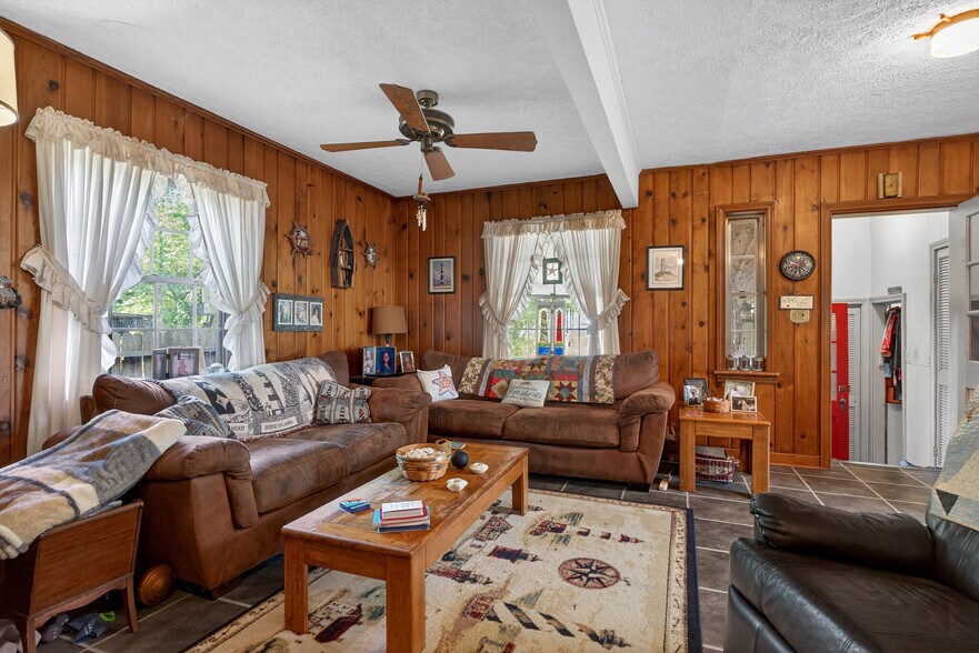 More Photos Of 2870 King William Ave, West Point Flex For Sale