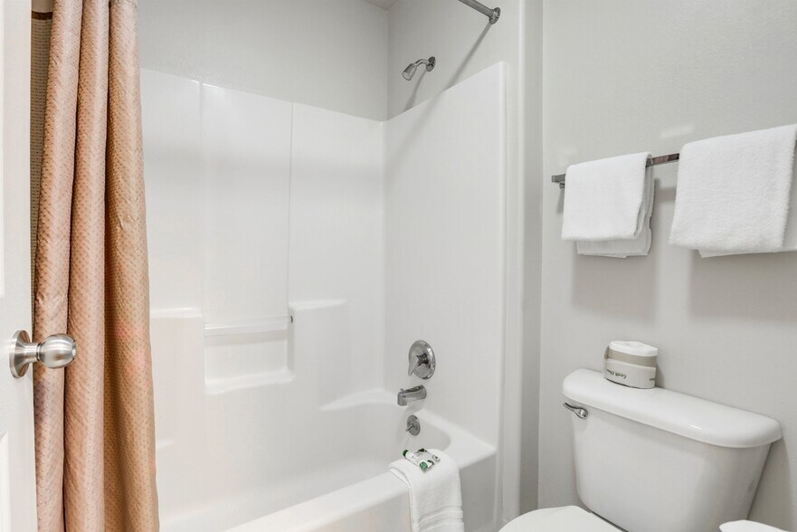 More Photos Of 2019 N Poplar St, Leadville Hotel For Sale
