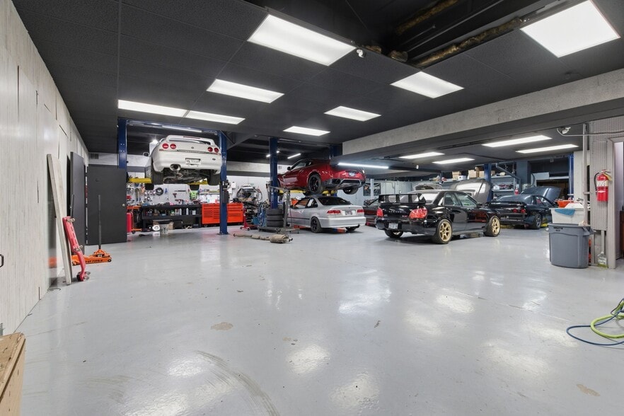 More Photos Of 1015 S Riverside Dr, Clarksville General Retail For Sale