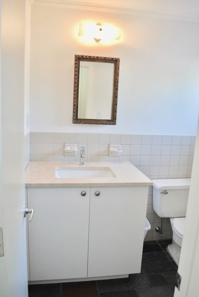 More Photos Of 31 Saint Roch Ave, Greenwich Office Residential For Lease