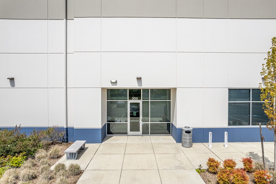 More Photos Of 7000 S 10th St, Ridgefield Warehouse For Lease