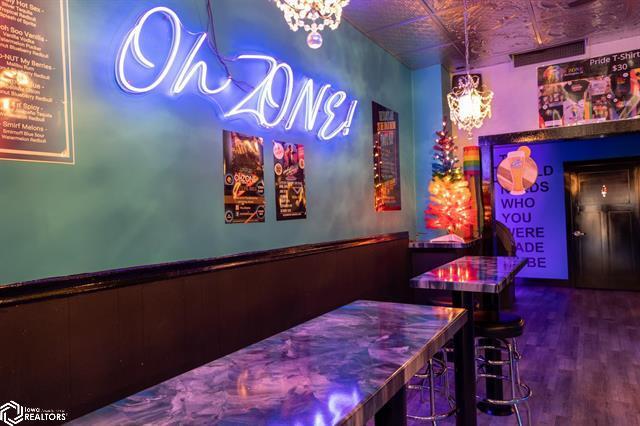 More Photos Of 854 Washington St, Burlington Bar For Sale