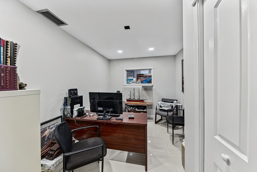 More Photos Of 30 SW 5th Ct, Pompano Beach Flex For Sale