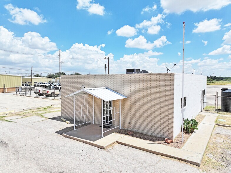 More Photos Of 1003 S County Rd W, Odessa Office For Lease