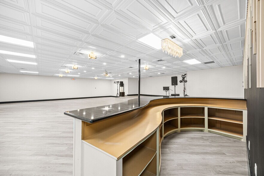 More Photos Of 8777 S Gessner Dr, Houston Freestanding For Lease