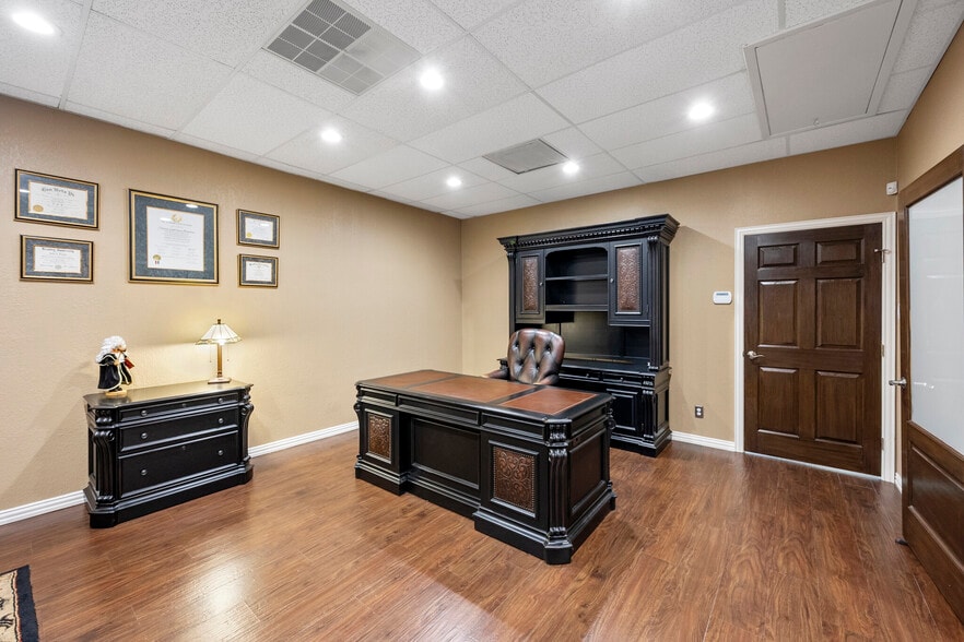 More Photos Of 2313 Roosevelt Dr, Dwg Office For Sale