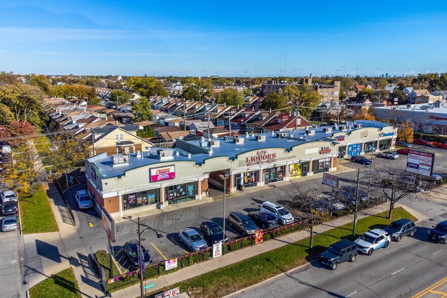 More Photos Of 5634-5650 W Fullerton Ave, Chicago Unknown For Lease