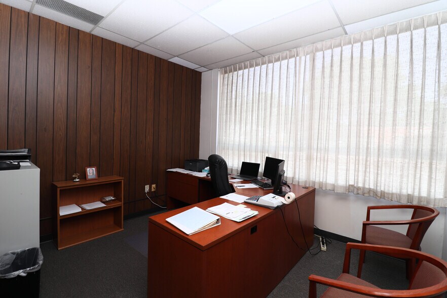 More Photos Of 631-635 Farmington Ave, Hartford Office For Sale