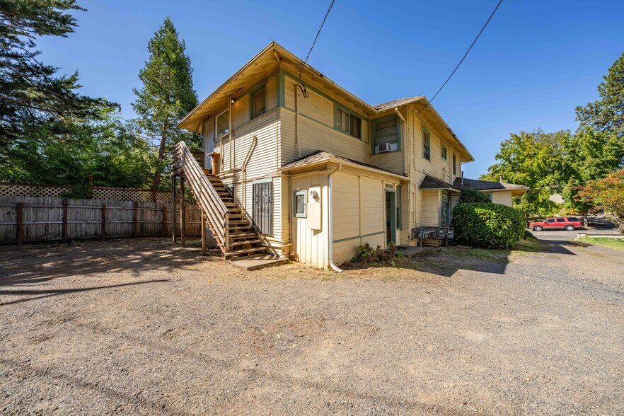 More Photos Of 807 NW 5th St, Grants Pass Apartments For Sale