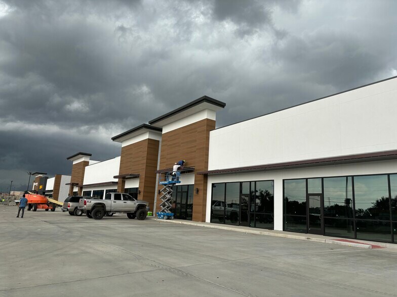 More Photos Of 13437 W Bellfort Ave, Sugar Land Storefront Retail Office For Lease