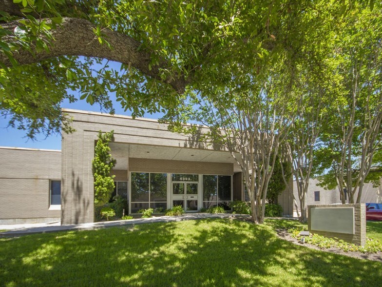 More Photos Of 4393 Sunbelt Dr, Addison Flex For Sale