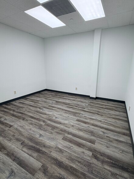 More Photos Of 12999-13003 Murphy Rd, Stafford Unknown For Lease