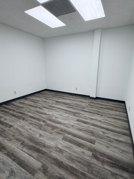 More Photos Of 12999-13003 Murphy Rd, Stafford Unknown For Lease